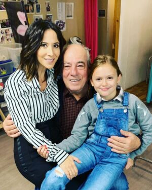 Fabienne Carat Instagram - Parce que tu aimais rire, parce qu’il y avait en toi cette éternelle jeunesse d’esprit. Parce que tu partageais aussi avec nous toute ton expérience de vie, d’homme et d’artiste. Parce que tu étais entier, sensible et fougueux. Parce que tu étais l’icône de notre série, le pilier et le papa de tous les acteurs. Parce que tu aimais tellement la vie. Parce que les épreuves, trop d’épreuves avilissent les cœurs trop purs, les esprits libres et les âmes bienveillantes. Parce que tu es étais un roc, parce que tu nous transmettais tes passions pour les mots, la poterie et l’authentique. Parce que tu étais un passionné, un amoureux, parce que je n’y crois pas, parce que je t’aime et que l’on t’aime au-delà 🙏

#michelcordes
#romanelibert