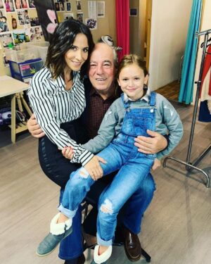 Fabienne Carat Instagram - Parce que tu aimais rire, parce qu’il y avait en toi cette éternelle jeunesse d’esprit. Parce que tu partageais aussi avec nous toute ton expérience de vie, d’homme et d’artiste. Parce que tu étais entier, sensible et fougueux. Parce que tu étais l’icône de notre série, le pilier et le papa de tous les acteurs. Parce que tu aimais tellement la vie. Parce que les épreuves, trop d’épreuves avilissent les cœurs trop purs, les esprits libres et les âmes bienveillantes. Parce que tu es étais un roc, parce que tu nous transmettais tes passions pour les mots, la poterie et l’authentique. Parce que tu étais un passionné, un amoureux, parce que je n’y crois pas, parce que je t’aime et que l’on t’aime au-delà 🙏

#michelcordes
#romanelibert