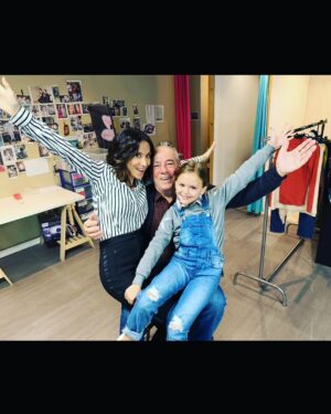 Fabienne Carat Instagram - Parce que tu aimais rire, parce qu’il y avait en toi cette éternelle jeunesse d’esprit. Parce que tu partageais aussi avec nous toute ton expérience de vie, d’homme et d’artiste. Parce que tu étais entier, sensible et fougueux. Parce que tu étais l’icône de notre série, le pilier et le papa de tous les acteurs. Parce que tu aimais tellement la vie. Parce que les épreuves, trop d’épreuves avilissent les cœurs trop purs, les esprits libres et les âmes bienveillantes. Parce que tu es étais un roc, parce que tu nous transmettais tes passions pour les mots, la poterie et l’authentique. Parce que tu étais un passionné, un amoureux, parce que je n’y crois pas, parce que je t’aime et que l’on t’aime au-delà 🙏

#michelcordes
#romanelibert