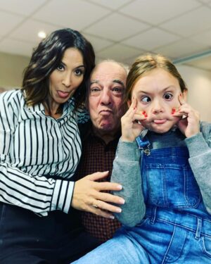 Fabienne Carat Instagram - Parce que tu aimais rire, parce qu’il y avait en toi cette éternelle jeunesse d’esprit. Parce que tu partageais aussi avec nous toute ton expérience de vie, d’homme et d’artiste. Parce que tu étais entier, sensible et fougueux. Parce que tu étais l’icône de notre série, le pilier et le papa de tous les acteurs. Parce que tu aimais tellement la vie. Parce que les épreuves, trop d’épreuves avilissent les cœurs trop purs, les esprits libres et les âmes bienveillantes. Parce que tu es étais un roc, parce que tu nous transmettais tes passions pour les mots, la poterie et l’authentique. Parce que tu étais un passionné, un amoureux, parce que je n’y crois pas, parce que je t’aime et que l’on t’aime au-delà 🙏

#michelcordes
#romanelibert