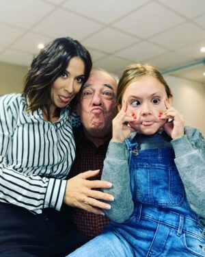 Fabienne Carat Instagram - Parce que tu aimais rire, parce qu’il y avait en toi cette éternelle jeunesse d’esprit. Parce que tu partageais aussi avec nous toute ton expérience de vie, d’homme et d’artiste. Parce que tu étais entier, sensible et fougueux. Parce que tu étais l’icône de notre série, le pilier et le papa de tous les acteurs. Parce que tu aimais tellement la vie. Parce que les épreuves, trop d’épreuves avilissent les cœurs trop purs, les esprits libres et les âmes bienveillantes. Parce que tu es étais un roc, parce que tu nous transmettais tes passions pour les mots, la poterie et l’authentique. Parce que tu étais un passionné, un amoureux, parce que je n’y crois pas, parce que je t’aime et que l’on t’aime au-delà 🙏

#michelcordes
#romanelibert