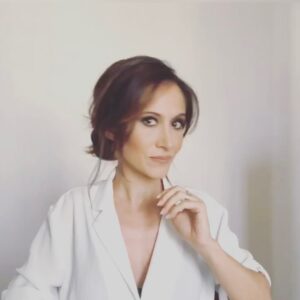 Fabienne Carat Instagram - Et si … et si … et si … ? Que reste-il sans les « si »?, pas grand chose mais peut-être juste l’essentiel ici et maintenant et le reste viendra quand on lui laissera la place ou quand on aura oublié que l’on l’attendait. 

Coiffure @audray_lct