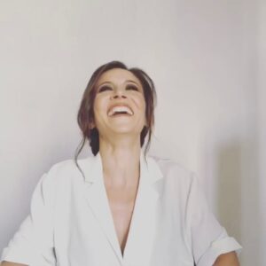 Fabienne Carat Instagram - Et si … et si … et si … ? Que reste-il sans les « si »?, pas grand chose mais peut-être juste l’essentiel ici et maintenant et le reste viendra quand on lui laissera la place ou quand on aura oublié que l’on l’attendait. 

Coiffure @audray_lct