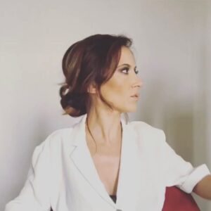 Fabienne Carat Instagram - Et si … et si … et si … ? Que reste-il sans les « si »?, pas grand chose mais peut-être juste l’essentiel ici et maintenant et le reste viendra quand on lui laissera la place ou quand on aura oublié que l’on l’attendait. 

Coiffure @audray_lct
