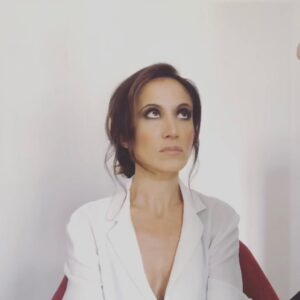 Fabienne Carat Instagram - Et si … et si … et si … ? Que reste-il sans les « si »?, pas grand chose mais peut-être juste l’essentiel ici et maintenant et le reste viendra quand on lui laissera la place ou quand on aura oublié que l’on l’attendait. 

Coiffure @audray_lct