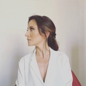 Fabienne Carat Instagram - Et si … et si … et si … ? Que reste-il sans les « si »?, pas grand chose mais peut-être juste l’essentiel ici et maintenant et le reste viendra quand on lui laissera la place ou quand on aura oublié que l’on l’attendait. 

Coiffure @audray_lct