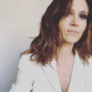 Fabienne Carat Instagram - Et si … et si … et si … ? Que reste-il sans les « si »?, pas grand chose mais peut-être juste l’essentiel ici et maintenant et le reste viendra quand on lui laissera la place ou quand on aura oublié que l’on l’attendait. 

Coiffure @audray_lct