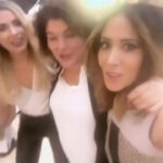 Fabienne Carat Instagram - Et oui vous allez bientôt pouvoir découvrir cette folle expérience sur vos écrans. Coupés du monde pendant une semaine sans téléphone, sans musique, sans télé, juste avec soi même et les questions qui arrivent … Toutes ces remises en questions sur qui nous sommes vraiment, sur ce que l’on désire vraiment … Qui nous aime le plus ? Quelle est notre place ? Que va nous raconter ce silence ? Oh oui le silence est bien plus bavard que le bruit si on lui laisse la chance d’exister. Cette expérience dingue m’a offert une renaissance. J’en parle dans mon 2e spectacle lors duquel @loweek_from_paris a fait ma première partie. De ces 2 jours de tournées est née une chanson qu’il a écrite pour moi. Oui il m’a écouté raconter ma vie pendant 2 soirées sur scène, nous avons échangé aussi … et ça a donné #tousceshommes que vous allez découvrir également ce 20 décembre en musique (sur toutes les plateformes) et en images (clip sur YouTube) À demain !!!!