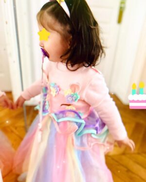 Fabienne Carat Instagram - 6/12/2021 c’est aujourd’hui tu as 2 ans …. 🦄🎁🎂Un sublime anniversaire de princesse ma Céleste 🎀 Je fais comme je peux mais je t’aime pour deux, je t’aime comme des milliards. Merci à tous ceux qui t’aiment et qui m’aident chaque jour 💘, merci à la vie de m’avoir offert cette petite fille magique que tu es. Tu es la vie, tu es ma vie, je t’aime plus haut que les étoiles ⭐️ et que tu les gardes toujours dans tes yeux et dans le cœur 🙏#etoilesdanslesyeux #amourmerefille #joyeuxanniversaire #2ans #10h07 

Céleste 

COUPLET 1
Tu sais, les papillons qui tombent du ciel 
Je les ramasserai pour leur donner des ailes 
Pour qu’ils colorent tes douces nuits d’enfant
Et qu’ils maquillent nos insomnies

COUPLET 2
Toutes les étoiles qui filent un peu trop vite 
Je lèverai le voile pour qu’elles viennent où on habite 
Elles dessineront tes vœux et tes chemins
Comme des flambeaux sur ton destin 

REFRAIN 
Tu auras ma main pour t’amener au plus loin 
J’aurais la tienne quand j’irai moins bien 
Mon ange, ma vie, ma bataille 
Mon doux jardin, ma petite canaille 
Je ferai un château pour t’abriter 
Un’tapis magique pour t’envoler 
Je te ferai guerrière, aux yeux de fée 

COUPLET 3
Pour toi je serai roc, pour toi je serai louve 
Quand on dort toutes les deux doucement je te couvre 
Tu as su t’installer, en moi comme une surprise 
Tu es bien là, d’autres s’enlisent

COUPLET 4

Je te protègerai, de tous les malendrins
Mon étoile Céleste moi ton éternel écrin 
T as un papa d’amour bien sûr des ancêtres 
La beauté de ton être 

REFRAIN 
Tu auras ma main pour t’amener au plus loin 
J’aurais la tienne quand j’irai moins bien 
Mon ange, ma vie, ma bataille 
Mon doux jardin, ma petite canaille 
Je ferai un château pour t’abriter 
Un’tapis magique pour t’envoler 
Je te ferai guerrière, aux yeux de fée 

Ma petite fée