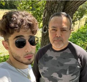 Fariborz Arabnia Instagram - My beloved ones make me not quit struggling with the bitter facts and feelings; thanks god I have them.

دلبندان من نمی‌گذارند از دست‌وپنجه نرم کردن با تلخی‌ها و احساس‌های ناخوشایند دست بکشم؛ خدا را سپاس که دارم‌شان.

❤️❤️❤️