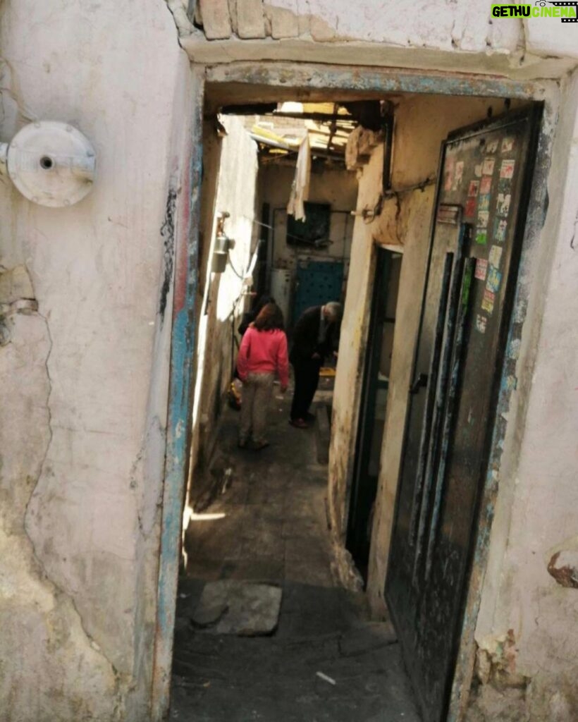 Fariborz Arabnia Instagram - ▪️روزی که رفته بودم دروازه‌غار تهران، مستاجران این خانه شکایت می‌کردند که اجاره‌شان امسال دو برابر شده و ندارند. ▪️رحیم قمیشی مادر این دختربچه و پسر خردسال‌شان به جای ۲،۵ میلیون، امسال باید ۴ میلیون برای یک اتاق اجاره می‌دادند و نداشتند. آن طاقچه‌ای که انتهای خانه، کنارِ آب‌گرم‌کن قرار دارد به پیرمردی اجاره داده شده بود، ماهیانه ۹۰۰ هزار تومان! در خانه ۵ خانوار زندگی می‌کردند و تنها یک دست‌شویی برای همه بود. آن طاقچه هم بیشتر به قبر شباهت داشت، بی هیچ امکاناتی. وقتی شنیدم عروس ریاست اوقاف کشور ۱۵۰ هکتار موقوفی را با قیمت ماهیانه یک میلیون اجاره کرده، یاد این خانواده‌ها افتادم، همان دختر کوچولو و برادر کوچکترش... چرا بعضی وفادار به انقلاب اسلامی نباشند و بعضی از اسم انقلاب اسلامی حال‌شان بد نشود؟! این‌جا ایران است، حکومت عدل الهی؛ برخی حق دارند بخورند، برخی باید بمیرند! دخترم! پدربزرگ تو رئیس اوقاف کشور نیست، مادر تو عروسش نیست؛ یک وقت به آن پیرمرد نگویی با پول دو‌ مترمربع اجاره‌ جایش، کسی ۱۵۰ هکتار گرفته، حتما دق می‌کند! تنها بگو «به جان مقامات کشور دعا کند که امنیت دارد، که کشور موشک دارد!