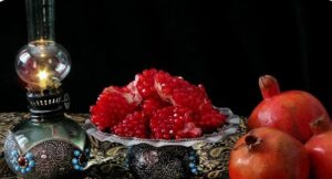 Fariborz Arabnia Instagram - 🍉 یلدا، شب چله، این کهن‌ترین شب‌نشینی ایرانی و آیین زیبا و باستانی ایران‌زمین، بر همه‌ی مردم ایران، در هر گوشه از جهان شاد و پر از یادواره‌های شیرین باد.
باشد که یلدای امسال پایان سیاهی‌های روزگار ما ایرانیان و همه‌ی مردمان گیتی باشد. از یاد نبریم که دشمنان ایران و ایرانی ما را اندوهگین، ناامید، و تنها و بی‌کَس می‌خواهند؛ یار و همدرد و پشتیبان  یکدیگر باشیم.

زمستان می‌گذرد و روسیاهی بر زغال می‌ماند.

🌺🍀❤️☘️🌹