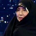 Fariborz Arabnia Instagram - ▪️مصطفی فقیهی راه پیشرفت را خوب آموخته‌اند. با بیان اظهارات سوپرشاذ، وایرال می‌شوند، بودجه می‌گیرند و تشکیلاتی برپا می‌کنند؛ در مرحله‌ی بعد، لابی می‌کنند که به تلویزیون بروند، لازم شد شیرینی هم می‌دهند تا این راهکار قطعیِ تعالی و ترقی -ولو پُرهزینه- عملی شود. حالا که به تلویزیون راه یافتند، در برنامه‌ی زنده، لاطایلات و اراجیف خود را تکرار می‌کنند و بل، مهملاتی نو می‌بافند -که هر چه سخیف‌تر، بُرّنده‌تر و مستوجب رشد بیشتر است- و همان اراجیف و ترهات را در تیراژ وسیع‌ در فضای مجازی توزیع می‌کنند. اینک، اینان تبدیل شده‌اند به یک چهره‌ی رسمیِ در «مدار»! و از این پس، مدعی هر چیزی خواهند شد. و عجیب نیست اگر فردا، ردای نمایندگی مجلس به تن کرده و ایدیولوگ نظام ‌شوند. ایرانِ ما هم‌اینک، در مرکز یک حادثه‌ی وخیمِ پر مصیبت است و ما در حالِ نظاره‌ی برهه‌ای نو در تندروی‌ها و کج‌روی‌های افراطیون و سربرآوردن بی‌اعتقادترین و بی‌اصالت‌ترین نوعِ آدمیان! که از موجودات میان‌مایه‌ای چون جلیلی رسیده‌ایم به بی‌مایه‌ترین و بدخصلت‌ترین پدیده‌های عالم بشریت و نوکیسه‌ترین تازه از راه رسیده‌های بی‌هنر که حتی برخلاف اسلاف خود، حفظ ظاهر هم نمی‌کنند و تظاهر نمی‌کنند به اخلاق و خصائل و خصائص نیک! جماعتی که در تخیل خود هم، فکر نمی‌کردند روزی حتی در مسجد محل هم سخنران باشند و کانون توجهات! که حتی در خانه و خانواده‌ی خود هم، صاحب اثر باشند. مردم ایران باید دریابند این خطر بزرگ را و جدی بگیرند این‌ اندیشه و نظریه‌ی هولناکِ جبهه‌ی پایداری را که «مملکت واس ماس! کُلی‌ش باس ماس! هر کی هم غیر این فکر می‌کند، جمع کند و برود!». در مرام اینان، حق اظهارنظر، حق زندگی و بالندگی، و حق ریخت‌وپاش و دست‌اندازی به بودجه‌های هزاران میلیاردی تنها برای این دسته‌ی قلیل است و حق نفس برای مابقی مشروط است به همراهی یا خاموشی!