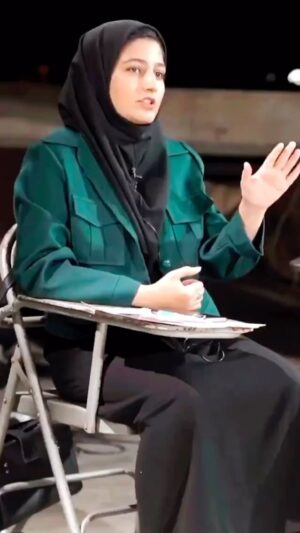 Fariborz Arabnia Instagram - ▪️همین چند دقیقه بسنده است تا ببینیم و بدانیم که چه فاصله و اختلاف عمیقی بین دیدگاه‌ها و خواسته‌های مردم ایران(به‌ویژه جوانان) از یک سو، و حکومت فقیهان از سوی دیگر وجود دارد. بانویی جوان به سادگی و روشنی، از حق طبیعی و انسانی یک ملت برای گزینش شیوه‌ی زیست و گذران دنیایش می‌پرسد و نماینده‌ی فقه با سفسطه و مغلطه و پریدن‌های پی‌درپی به میان سخن او، از دادن پاسخی روشن به استدلال‌های منطقی در می‌ماند و پای خدا و خواست خدا را به میان می‌کشد!
و بیننده وا می‌ماند با چندین پرسش بنیادین و روشن دیگر که قرن‌هاست بی‌پاسخ مانده‌اند:

- فقیهان بر چه اساسی خود را نماینده‌ی خدا و تفسیرگر خواسته‌های او می‌دانند؟

- در کجای قرآن(که فقیهان خود را پاسدار و سخنگوی آن می‌دانند) گفته شده یک مسلمان باید از فقیهان پیروی و تقلید و فرمانبرداری کند و اگر نه، شایسته‌ی برچسب “کافر” و کشته شدن است؟

- اگر کسی مسلمان نباشد و یا نخواهد پاسخ پرسش‌های خود در باره‌ی دنیا و پدیده‌های این‌جهانی و مربوط به قوانین علمی و حکمرانی و کشورداری را از کتاب‌های آسمانی بگیرد و به دنبال الگوهای تجربه‌شده‌ی بشری و دستاوردهای مثبت و پیش‌برنده‌ی آن باشد، جایش کجای این دایره‌ی بسته‌ی فقیهان است؟

و بی‌شمار پرسش‌های دیگر که دیرزمانی‌ست از سوی فقیهان یا بی‌پاسخ مانده‌اند و یا همچون همین مورد، با سفسطه، مغلطه، توهین، و با نگاهی آمرانه و تهدیدگر، به پستوهای ذهن انسان‌های آزاده و جست‌وجوگر رانده شده‌اند.