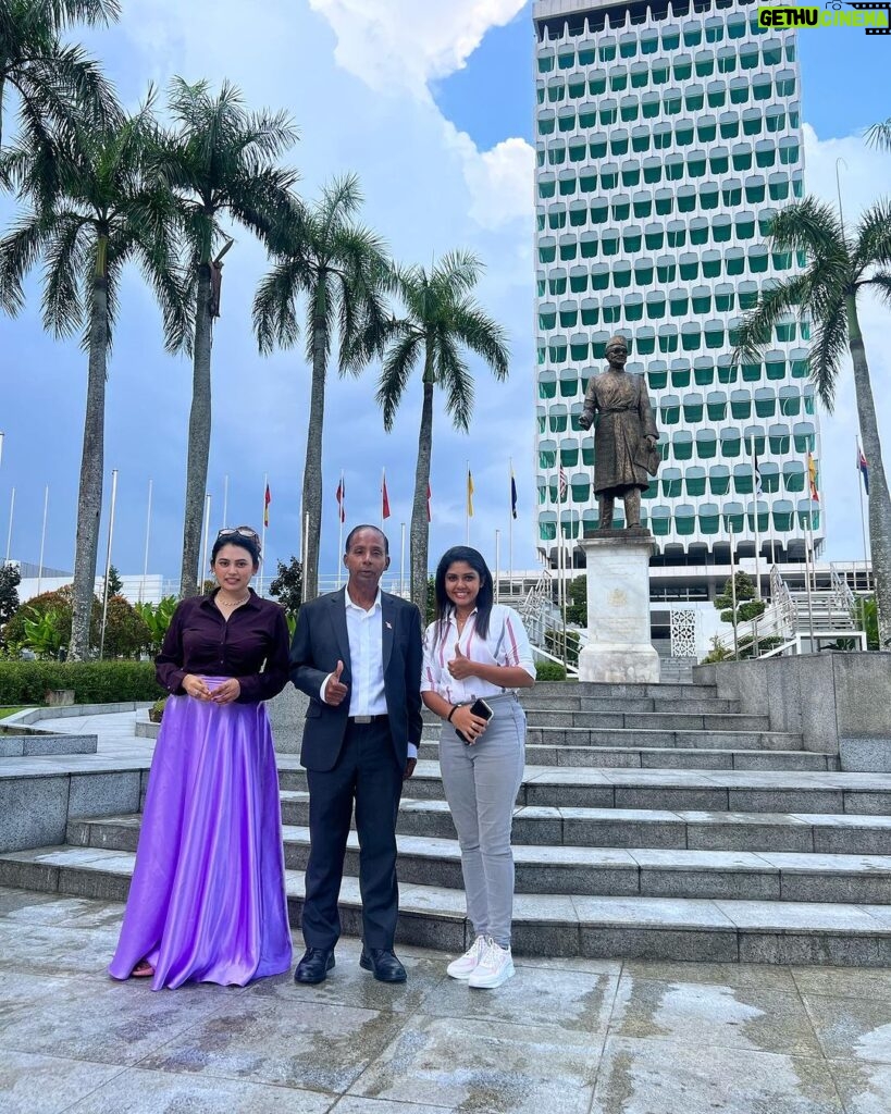 Farina Azad Instagram - Congratulations YB kula for taking the oath of deputy ministry under law ! So happy for you Thank you @vadiresh1 for this memorable picture in Malaysian parliament!