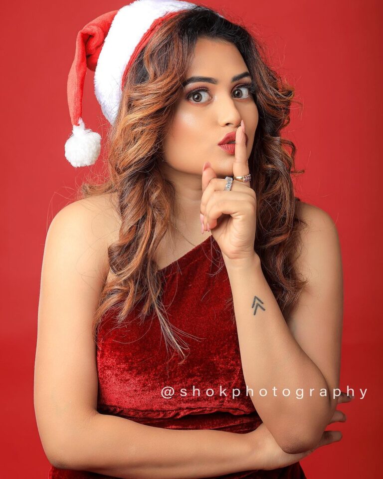 Farina Azad Instagram - Merry Christmas to my lovely insta fam Mua @jay_makeup_artist_ Behind lens : @_a.s.h.o.k__the__duker_ @__studiotic_studio_presents__ Outfit @lithas_rentals