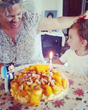 Feride Çetin Instagram - Hayatimi kurtardigin için tesekkür ederim kizim. Murakami’nin sözünü ettigi sevgiye nihayet kavusmus gibi hissediyorum. Sayende varligindan habersiz oldugum bir sürü seyle tanisiyorum. Her nefesin umut sebebi... 17. ayimiz kutlu olsun. You’ve so many years, happiness and screw ups ahead of you. But I swear I will do anything to make your life beautiful. Happy 17th month, my little fairy. #HayatHayatlaYasamayaDeger #iyikidoğdunhayatım #bebeğimbüyüyor #hayathanımharikalardiyarında “Yürekten sevdiğin bir insan varsa, bir kişi olsun yeter, hayatın kurtulmuş demektir.” #murakamisözleri