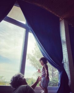 Feride Çetin Instagram - Hayatimi kurtardigin için tesekkür ederim kizim. Murakami’nin sözünü ettigi sevgiye nihayet kavusmus gibi hissediyorum. Sayende varligindan habersiz oldugum bir sürü seyle tanisiyorum. Her nefesin umut sebebi... 17. ayimiz kutlu olsun. You’ve so many years, happiness and screw ups ahead of you. But I swear I will do anything to make your life beautiful. Happy 17th month, my little fairy. #HayatHayatlaYasamayaDeger #iyikidoğdunhayatım #bebeğimbüyüyor #hayathanımharikalardiyarında “Yürekten sevdiğin bir insan varsa, bir kişi olsun yeter, hayatın kurtulmuş demektir.” #murakamisözleri Çatalca, İstanbul