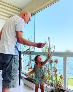 Feride Çetin Instagram - Yeni Domates güzeli ve babasi, is basinda #babakızaşkı #fatheranddaughter #finallytogether #hayathanımharikalardiyarında