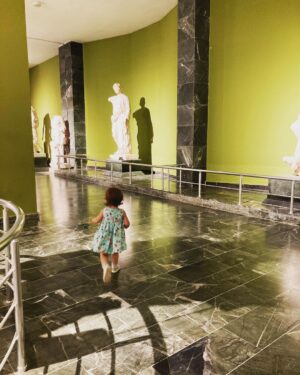 Feride Çetin Instagram - Müzede bir gece 🏛#TheNightattheMuseum #hayathanımharikalardiyarında