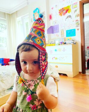 Feride Çetin Instagram - Alpaka develerini görmeye gidebilir miyiz anne? #throwbackwednesday #gezmeyiseviyoruz #hayathanımharikalardiyarında #growinguptoofast #sheismagic #kızımızbüyüyor #merakliminik #taklacikumru #taklitçiturna #ruhum #alpacalover #loveperu🇵🇪 #myhatismycrown #lovetotravel #kuzenimleoynamayiseverim