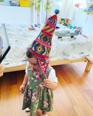 Feride Çetin Instagram - Alpaka develerini görmeye gidebilir miyiz anne? #throwbackwednesday #gezmeyiseviyoruz #hayathanımharikalardiyarında #growinguptoofast #sheismagic #kızımızbüyüyor #merakliminik #taklacikumru #taklitçiturna #ruhum #alpacalover #loveperu🇵🇪 #myhatismycrown #lovetotravel #kuzenimleoynamayiseverim