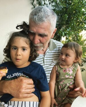 Feride Çetin Instagram - Kabul edilmiş dualar... #myparentsrock❤️ #whenchildrenlovetolearn #grandpa #grandma #babygirl #hayathanımharikalardiyarında🧚🏼‍♀️#happysundayeveryone #timetoshine