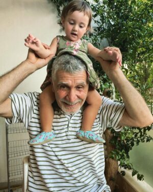 Feride Çetin Instagram - Kabul edilmiş dualar... #myparentsrock❤️ #whenchildrenlovetolearn #grandpa #grandma #babygirl #hayathanımharikalardiyarında🧚🏼‍♀️#happysundayeveryone #timetoshine