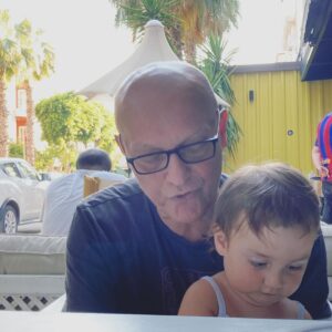 Feride Çetin Instagram - Nasil ki kurdugu ilk sözcük ‘Baba’, yamacindan ayrildiginda günlerce yemek yemiyor, karsilastigi her yeni tecrübede sürekli babasini aniyor; dilerim ki her zaman böyle birbirinizin pusulasi olarak kalin. Tanidigim en süper ikilisiniz. Hayat yoksa Murat yok 💞 #thecoolestdude #kahramanbaba #lovingfather #happyfathersday #hayathanimharikalardiyarinda