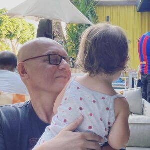 Feride Çetin Instagram - Nasil ki kurdugu ilk sözcük ‘Baba’, yamacindan ayrildiginda günlerce yemek yemiyor, karsilastigi her yeni tecrübede sürekli babasini aniyor; dilerim ki her zaman böyle birbirinizin pusulasi olarak kalin. Tanidigim en süper ikilisiniz. Hayat yoksa Murat yok 💞 #thecoolestdude #kahramanbaba #lovingfather #happyfathersday #hayathanimharikalardiyarinda