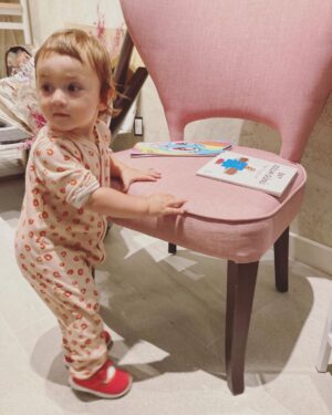 Feride Çetin Instagram - Son birkaç gündür tadilatla ugrasiyor ve çok özledigim Çatalca’daki kütüphanemi nasil buraya nakledecegime kafa yoruyorum. Mutfak esyalarim, televizyonum, gardirobumda kiyafetler eksik olabilir. Ama kitapsiz kaldigimda kendimi çiplak hissediyorum. Çocuklugumdan beri bu, böyle... Ne mutlu bana ki, kizim da kitaplara dokunmaya, bakmaya, koklamaya, (umarim bir gün okumaya ve yazmaya da...) doyamiyor... Neyse bugün felekten bir gün çalalim, dedim. AVM kitapçilarinda rastlanmayan yayinevlerini vitrine tasiyan @baska.ol ziyaret ettik. Kitapçida gelistirilecek çok sey var, özelikle çocuk bölümü. Hobi ve dünya edebiyati bölümleri... Zamanla çok daha guzel bir etkinlik alanina dönüstürülecegine inaniyorum. Görevliler tavsiyelerimizi can kulagi ile dinlediler. Danismanlarin çalismalarindan söz ettiler. Hayat ile kitaplara gömülerek geçirdigimiz birkaç saat bize çok iyi geldi. En sevdigim yazarlardan Ursula K. LeGuin, taze anneyken haftada ancak bir saat kütüphaneye gidecek vakit bulurmus. O bir saatin mutlulugu tüm haftaya yetermis. Simdi biz de bu mutlulukla harika bir hafta geçirecegimize inaniyoruz. Size de kitaplarla, sonu mutlu biten hikayelerle dopdolu bir hafta diliyoruz. #kitapaşkına #hayathanımharikalardiyarında #booklover #kitapçıdayız #kitapyoldaşlığı