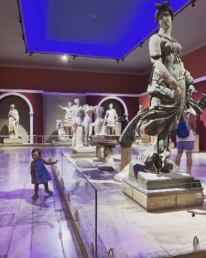 Feride Çetin Instagram - Müzede bir gece 🏛#TheNightattheMuseum #hayathanımharikalardiyarında
