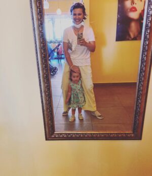 Feride Çetin Instagram - Yellow girlz #tryintohidefromthesun ☀️