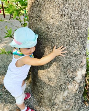 Feride Çetin Instagram - Biz yetişkinler, onların melek ayarlarını bozmadığımızda yolu gayet de iyi biliyorlar / You are the world and the world is you #lovenature #hayathanımharikalardiyarında #kızımbüyüyor #hergünbanasüpriz #öğreniyoruz #babylove #babyhug #lovetrees🌳