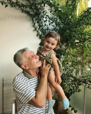 Feride Çetin Instagram - Kabul edilmiş dualar... #myparentsrock❤️ #whenchildrenlovetolearn #grandpa #grandma #babygirl #hayathanımharikalardiyarında🧚🏼‍♀️#happysundayeveryone #timetoshine