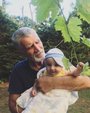 Feride Çetin Instagram - Canim babam, her düstügümde elimi tuttugun ve kendi yolumu çizmeme destek verdigin için minnettarim. Neyse ki kavusmamiza az kaldi 👨‍👧#babambüyükadam #dedetorun #hayathanımharikalardiyarında #babalargünü #mydadismyhero