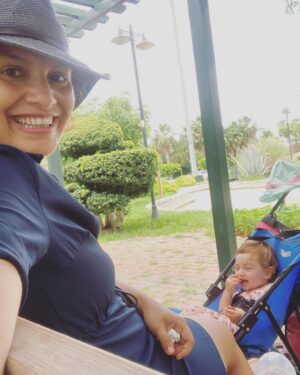 Feride Çetin Instagram - Son birkaç gündür tadilatla ugrasiyor ve çok özledigim Çatalca’daki kütüphanemi nasil buraya nakledecegime kafa yoruyorum. Mutfak esyalarim, televizyonum, gardirobumda kiyafetler eksik olabilir. Ama kitapsiz kaldigimda kendimi çiplak hissediyorum. Çocuklugumdan beri bu, böyle... Ne mutlu bana ki, kizim da kitaplara dokunmaya, bakmaya, koklamaya, (umarim bir gün okumaya ve yazmaya da...) doyamiyor... Neyse bugün felekten bir gün çalalim, dedim. AVM kitapçilarinda rastlanmayan yayinevlerini vitrine tasiyan @baska.ol ziyaret ettik. Kitapçida gelistirilecek çok sey var, özelikle çocuk bölümü. Hobi ve dünya edebiyati bölümleri... Zamanla çok daha guzel bir etkinlik alanina dönüstürülecegine inaniyorum. Görevliler tavsiyelerimizi can kulagi ile dinlediler. Danismanlarin çalismalarindan söz ettiler. Hayat ile kitaplara gömülerek geçirdigimiz birkaç saat bize çok iyi geldi. En sevdigim yazarlardan Ursula K. LeGuin, taze anneyken haftada ancak bir saat kütüphaneye gidecek vakit bulurmus. O bir saatin mutlulugu tüm haftaya yetermis. Simdi biz de bu mutlulukla harika bir hafta geçirecegimize inaniyoruz. Size de kitaplarla, sonu mutlu biten hikayelerle dopdolu bir hafta diliyoruz. #kitapaşkına #hayathanımharikalardiyarında #booklover #kitapçıdayız #kitapyoldaşlığı