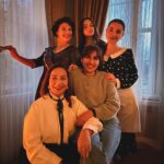 Feride Çetin Instagram - Şömine yanar deliler taranır #ekibingüzelliği @fulyamsar @beyzanurgunesen @serifeuur @dilektasidizisi Göktürk, Istanbul, Turkey