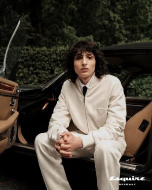 Finn Wolfhard Instagram - Vielen Dank an alle @esquiregermany!! ❤️ESQUIRE • SOMMER 21 • Wieder im FLOW • ab morgen im Handel
🖤 
Coverstar Finn Wolfhard (@finnwolfhardofficial) startet durch: 20 Millionen Instagram-Fans, #StrangerThings-Superstar, #Ghostbusters-Revival & Rockstar mit seiner Band #TheAubreys (@theaubreysrphun)
🖤
ESQUIRE • für #GuteTypen
🖤
📷@juankr_ • 
Interview @nikschuette 
CD @daniel_pietsch_ 
Styling @karobrandi & @kaimargrander 
Production: @wilddingostudios
DP: @josh_fritts_dp
Photo assist: @mikegnetile_image & @aarion_joseph
PA: @thekylesmith
Grooming: @blondiewoodbeauty
Looks: @casablancabrand ➡️ @prada ➡️ @louisvuitton