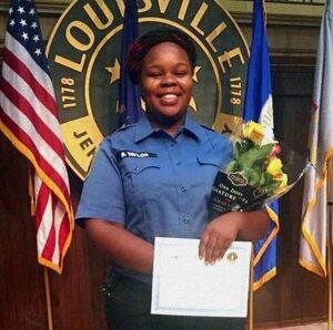 Finn Wolfhard Instagram - First responder Breonna Taylor would have been 27 today but she was killed by Louisville police in her own home on March 13.  Fellow Canadians unsure how to help down south I suggest donating to a bail/legal fund in a city where you have ties or affinity.  For me it’s Atlanta.  If you have no affinities, protestors in Breonna’s hometown of Louisville would appreciate the support.
#sayhername  Bail and legal links in the bio.