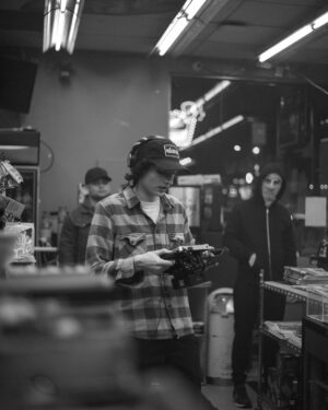Finn Wolfhard Instagram - What’s so funny? #nightshifts 
Photos by: @luumomo