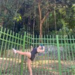 Franciely Freduzeski Instagram - Parece fácil né?! Perfeito. Mas não é. Hj uma senhora de mais de 70 anos me disse:” jamais iria imaginar que vc com esse corpão, com esse rosto, elasticidade, com essa idade tem fibromialgia. Ninguém vê. Em mim da para ver que tenho problemas. Já tenho idade. Melhorei muito depois da atividade física, não conseguia levantar da cama, de tanta dor. Agora Vou lembrar de vc todos os dias.” Pois é… Nem tudo que reluz é ouro, cuidado ao pensar que a vida é fácil, fácil é julgar antes de saber ao certo o motivo pelo qual o brilho do sorriso se esconde. 🦋🙏🏻🦾#whatalife #fibromialgia #saúde #love #disciplina #fé ❤️❤️ Parque Da Catacumba - Lagoa