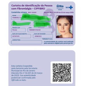 Franciely Freduzeski Instagram - Pacientes com fibromialgia que moram no município do Rio de Janeiro já podem solicitar a carteirinha de identificação, a CIPFIBRO. É fácil conseguir, desde que tenha os documentos necessários. É o início de um longo processo. Um caminho extenso, cansativo,complexo cheio de perguntas sem respostas. Eu aprendi muito com todos os médicos de diversas especialidades. Mas tenho certeza que tbem venho contribuindo a ajudá-los no desafio que é o tratamento da “DOR”. Me considero uma paciente completa, só não tomei xixi do camelo manco azul de barba no Egito, o resto eu fiz. Todos os exames que existe eu fiz. Essa carteirinha no momento ela não serve pra praticamente nada. Queria que ela fosse uma muleta, uma cadeira de rodas, o sangramento que ninguém vê. Mas não é. Com carteirinha ou sem carteirinha a dor que eu sinto é invisível. A luta continua e será bemmm longa . Essa semana mesmo tive que ir na emergência de um hospital por causa de uma dor dilacerante no ouvido e falei que tinha fibromialgia, então eu queria ter prioridade na fila. Parecia que eu tava falando com a parede, mas se eu tinha paciência no passado, hj sou quase uma monja. Abri o goggle e expliquei resumidamente e a moça me deu prioridade. Eu sei que é mais difícil ainda acreditar na dor pq eu tenho um corpo bonito, pq eu tenho um rosto bonito, pq eu sou atriz, pq minhas postagens não são tristes ( são verdadeiras), pq eu faço trilhas, pq eu tenho humor, pq eu não desisto. Sei que fica mais complicado ainda com essa foto que foi pra carteirinha. 😀🤸‍♂️😀Mas era a que eu tinha no momento. Grite pelos seus direitos, acredite em vc, não tenha medo, vergonha e fale sobre a #fibromialgia. Quero muito que a cada dia tenha mais artigos científicos, estudos sobre dor de uma maneira geral. Precisamos de esclarecimentos, uma reeducação na área médica de como se comunicar com o paciente que tem dor, de como enfrentar a situação. A importância do cuidado interdisciplinar precisa existir para que o tratamento de certo, para que as pessoas não desistam. Insista e faça exercícios. #fibromyalgia #dor #dorcronica #saúde https://prefeitura.rio/saude/carteira-de-fibromialgia-ja-pode-ser-solicitada-no-portal-da-saude/