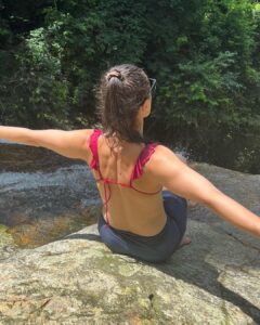 Franciely Freduzeski Instagram - Juntos a gente sobe e desce, vamos nos apoiando e dando a mão um para o outro. Assim caímos e levantamos descobrindo as belezas da natureza. Lavando a alma … E a dor? … tá aqui !! 🏆@radikal_mente @nandavaleria @bethcavalcante @trilheirosdasilva Esse Rio de Janeiro é lindo. #riodejaneiro #cachoeiradomendanha #cachoeira #fibromialgia #cura #life #love #whatalife #vida 🌸🏃🏻‍♂️🌺🧗‍♀️🏊‍♂️🧘🤸‍♂️🚲 Cachoeira Do Mendanha - RJ