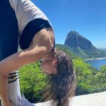 Franciely Freduzeski Instagram - “Moro num país tropical, abençoado por Deus E bonito por natureza (mas que beleza) Em fevereiro Tem carnaval Eu tenho um fusca e um violão Sou Flamengo Tenho uma nêga Chamada Tereza… Mas que beleza “ #amor#mudancadehabitos #trilha #fibromialgia #cura #amigos whatalife #love #natureza #riodejaneiro 🦋🚀🚲🚐💃🏻🕺🏻🐠🌝🌻🌞🌏 Forte Duque de Caxias - Forte do Leme