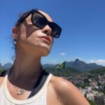 Franciely Freduzeski Instagram - “Moro num país tropical, abençoado por Deus E bonito por natureza (mas que beleza) Em fevereiro Tem carnaval Eu tenho um fusca e um violão Sou Flamengo Tenho uma nêga Chamada Tereza… Mas que beleza “ #amor#mudancadehabitos #trilha #fibromialgia #cura #amigos whatalife #love #natureza #riodejaneiro 🦋🚀🚲🚐💃🏻🕺🏻🐠🌝🌻🌞🌏 Forte Duque de Caxias - Forte do Leme