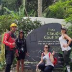 Franciely Freduzeski Instagram - O Morro da Urca, com seus belíssimos 220 metros de altura, trás uma das vistas mais Lindas do Rio de janeiro. Para os aventureiros que gostam de ser recompensados com uma fantástica vista após uma boa trilha, Iremos realizar um Mega Rapel que te proporciona vistas Únicas para o RJ. Os 1,5 quilômetros do trajeto que começa na Praia Vermelha, passa pela Pista Claudio Coutinho e termina no cume do Morro da Urca. São 40 minutos alternados entre subidas íngremes e trechos planos que levam a um deslumbrante panorama da Baía de Guanabara – da Enseada de Botafogo ao Aterro do Flamengo -, passando pelas praias da Zona Sul até o Centro, Aeroporto Santos Dumont, Ilha do Governador e até parte de Niterói. A trilha é considerada leve e relativamente fácil. 🌴Está afim de conhecer o Rio de Janeiro de uma forma diferente? Não importa se é iniciante ou avançado, a experiência será única. 🎖️Instrutores certificados 🎖️Guia credenciado 📆Consulte nossa agenda e escolha o melhor dia 📢Entre em contato caso queira um local específico Enquanto a rotina apenas me traz cansaço, a natureza me renova. 🍀Preserve a Natureza 📸Não tire nada além de fotos 🦥Não alimente os Animais Silvestres #trilheirosdasilva #pedradatartaruga #rioquemechama #rionossodecadadiarj #pendulo #rionossodecadadiarj #trilhasrj Morro Da Urca - Rj