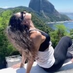 Franciely Freduzeski Instagram - “Moro num país tropical, abençoado por Deus E bonito por natureza (mas que beleza) Em fevereiro Tem carnaval Eu tenho um fusca e um violão Sou Flamengo Tenho uma nêga Chamada Tereza… Mas que beleza “ #amor#mudancadehabitos #trilha #fibromialgia #cura #amigos whatalife #love #natureza #riodejaneiro 🦋🚀🚲🚐💃🏻🕺🏻🐠🌝🌻🌞🌏 Forte Duque de Caxias - Forte do Leme