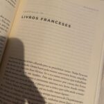 Franciely Freduzeski Instagram - Uma questão de Morte! Um livro extremamente lindo e importante. Extraordinário, tocante, simples e enriquecedor. @irvindyalom coloca nesse livro suas memórias mais íntimas sobre dor e separação. O autor compartilha a experiência de perder sua esposa, o amor da sua vida. A morte é um tema que ninguém gosta de falar ou pensar. Mas existem momentos que não pensar é uma atitude egoísta , imatura e desonesta. Uma leitura que te prende do início ao fim de uma forma emocionante, dolorosa e inesquecível. Um livro que faz vc refletir sobre o modo de vida que vc está vivendo, o que realmente importa, o que vc está deixando para seus familiares, filhos, amigos… Me emocionei diversas vezes tendo que fechar o livro algumas vezes e deixar as lágrimas, emoções e lembranças fluírem. Fiquei encantada com a maneira que @irvindyalom mesmo sendo um escritor, psiquiatra , professor, terapeuta renomado aborda sua fragilidade e expõe seus medos de uma forma natural e apesar de toda sua experiência profissional se declara completamente perdido. A morte nos traz ensinamentos vivos de como viver , pra que viver, pra quem viver… Deixo essa dica com carinho e como forma de dizer : “ Ei !! Vc não está só!”… De que maneira vc demonstra amor ? “O luto é o preço que pagamos por ter coragem de amar os outros “. Ufa!! BRAVO 👏🏻 👏🏻👏🏻 #whatalife #morte #vida #luto #dor #psicologia #psiquiatría #amor #umaquestaodevidaemorte ❤️✍🏻🫀🧠