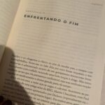 Franciely Freduzeski Instagram - Uma questão de Morte! Um livro extremamente lindo e importante. Extraordinário, tocante, simples e enriquecedor. @irvindyalom coloca nesse livro suas memórias mais íntimas sobre dor e separação. O autor compartilha a experiência de perder sua esposa, o amor da sua vida. A morte é um tema que ninguém gosta de falar ou pensar. Mas existem momentos que não pensar é uma atitude egoísta , imatura e desonesta. Uma leitura que te prende do início ao fim de uma forma emocionante, dolorosa e inesquecível. Um livro que faz vc refletir sobre o modo de vida que vc está vivendo, o que realmente importa, o que vc está deixando para seus familiares, filhos, amigos… Me emocionei diversas vezes tendo que fechar o livro algumas vezes e deixar as lágrimas, emoções e lembranças fluírem. Fiquei encantada com a maneira que @irvindyalom mesmo sendo um escritor, psiquiatra , professor, terapeuta renomado aborda sua fragilidade e expõe seus medos de uma forma natural e apesar de toda sua experiência profissional se declara completamente perdido. A morte nos traz ensinamentos vivos de como viver , pra que viver, pra quem viver… Deixo essa dica com carinho e como forma de dizer : “ Ei !! Vc não está só!”… De que maneira vc demonstra amor ? “O luto é o preço que pagamos por ter coragem de amar os outros “. Ufa!! BRAVO 👏🏻 👏🏻👏🏻 #whatalife #morte #vida #luto #dor #psicologia #psiquiatría #amor #umaquestaodevidaemorte ❤️✍🏻🫀🧠
